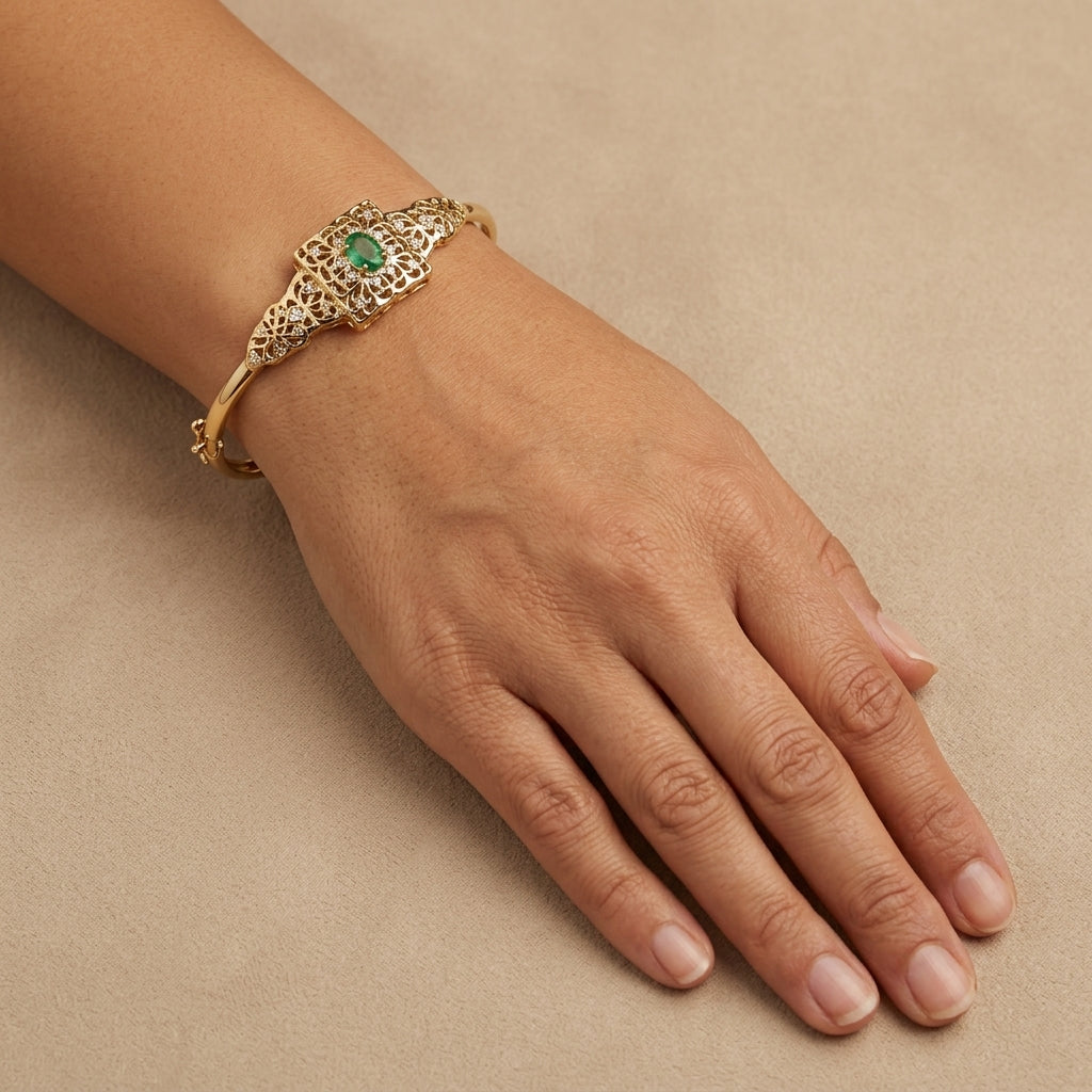 Bracelet jonc beldi ajouré en or jaune 18k serti de pierres, pierre verte - bijou porté par une mannequin