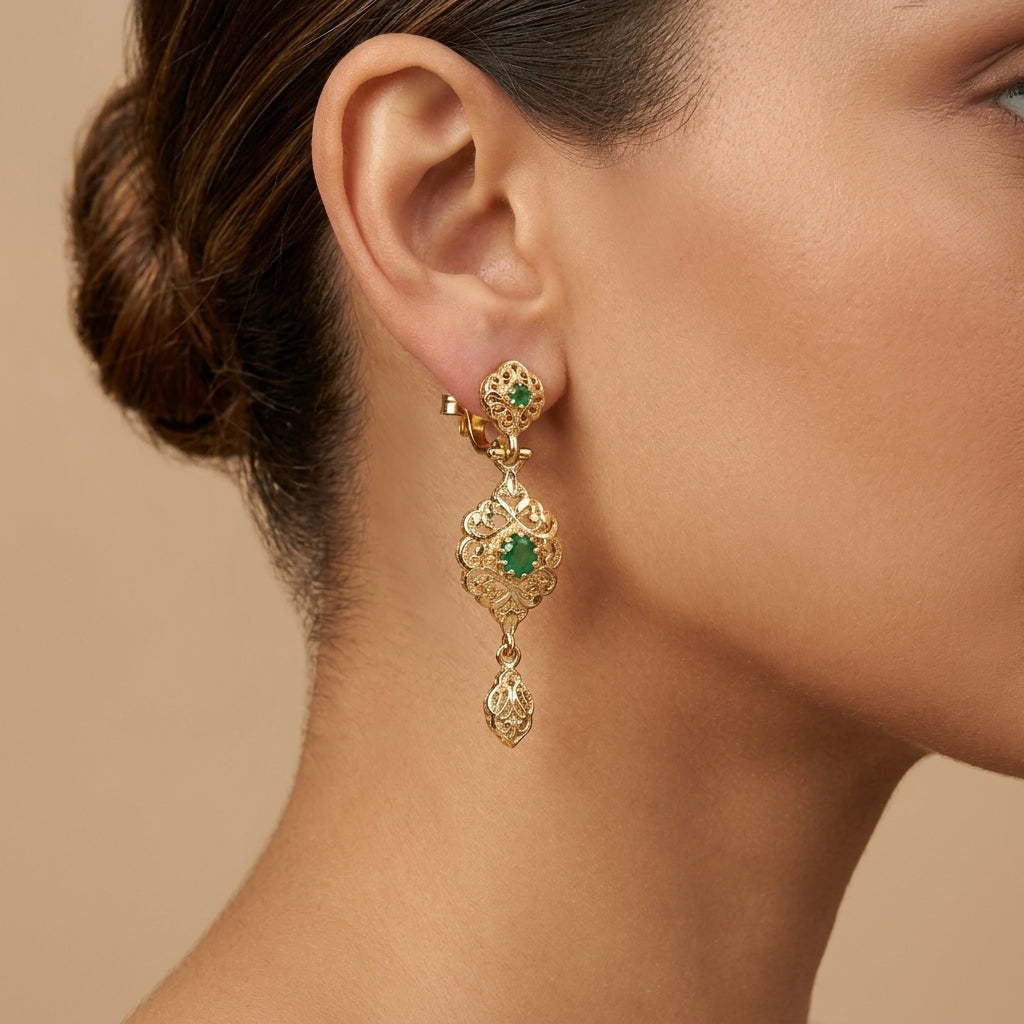 Boucles d'oreilles pendantes beldi en or jaune 18k serties de pierres, pierre verte - bijou porté par une mannequin
