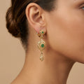 Boucles d'oreilles pendantes beldi en or jaune 18k serties de pierres, pierre verte - bijou porté par une mannequin