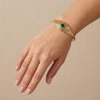 Bracelet jonc beldi ajouré en or jaune 18k serti de pierres, pierre verte - bijou porté par une mannequin