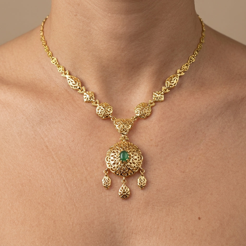 Collier beldi ajouré en or jaune 18k pendentif rond à pampilles serti de pierres - bijou porté par une mannequin