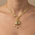 Collier beldi ajouré en or jaune 18k pendentif rond à pampilles serti de pierres - bijou porté par une mannequin