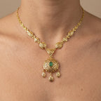 Collier beldi ajouré en or jaune 18k pendentif rond à pampilles serti de pierres - bijou porté par une mannequin