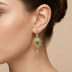 Boucles d'oreilles pendantes beldi rosaces en or jaune 18k serties, pierre verte - bijou porté par une mannequin