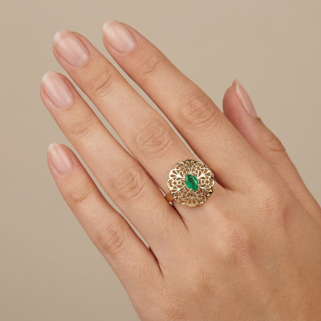 Bague beldi rosace ronde en or jaune 18k sertie de pierres, pierre verte - bijou porté par une mannequin