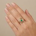 Bague beldi rosace ronde en or jaune 18k sertie de pierres, pierre verte - bijou porté par une mannequin