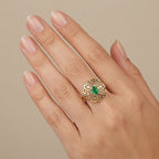 Bague beldi rosace ronde en or jaune 18k sertie de pierres, pierre verte - bijou porté par une mannequin