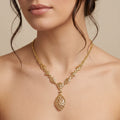 Collier beldi ajouré et ciselé en or jaune 18k pendentif goutte - bijou porté par une mannequin
