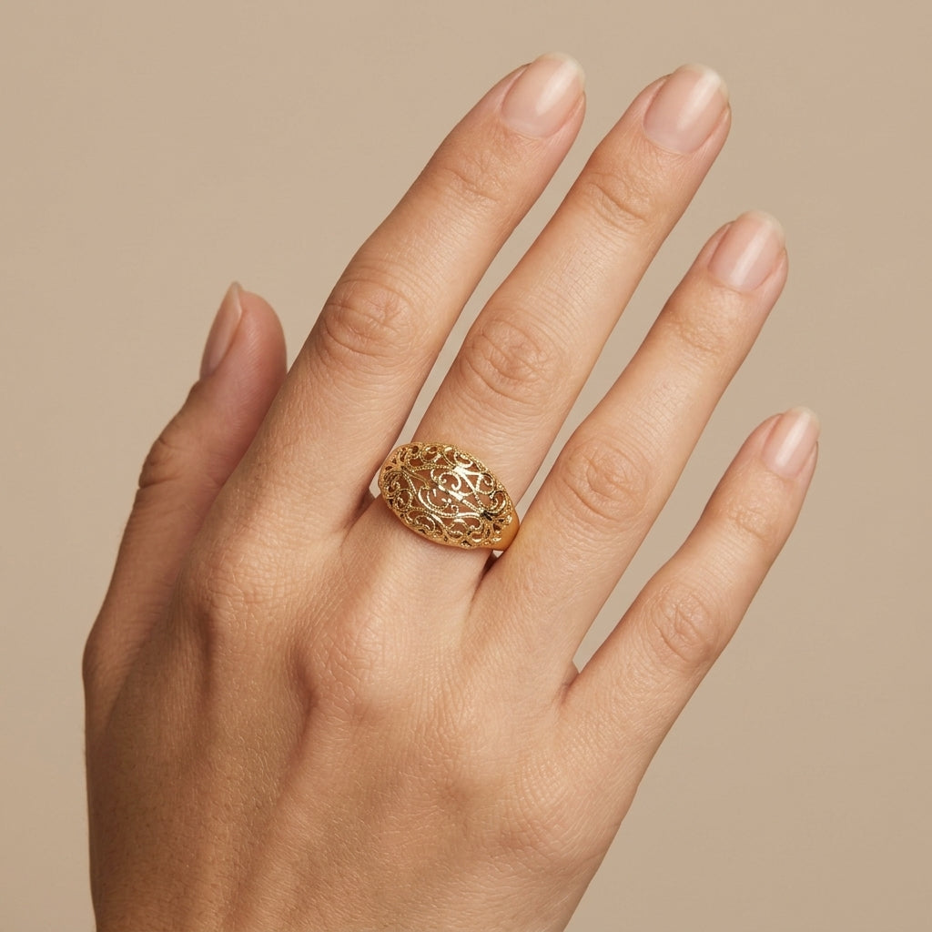 Bague beldi fine ajourée en or jaune 18k - bijou porté par une mannequin