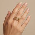 Bague beldi fine ajourée en or jaune 18k - bijou porté par une mannequin
