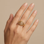 Bague beldi fine ajourée en or jaune 18k - bijou porté par une mannequin