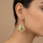 Boucles d'oreilles pendantes beldi gouttes ajourées en or jaune 18k, pierres vertes - bijou porté par une mannequin