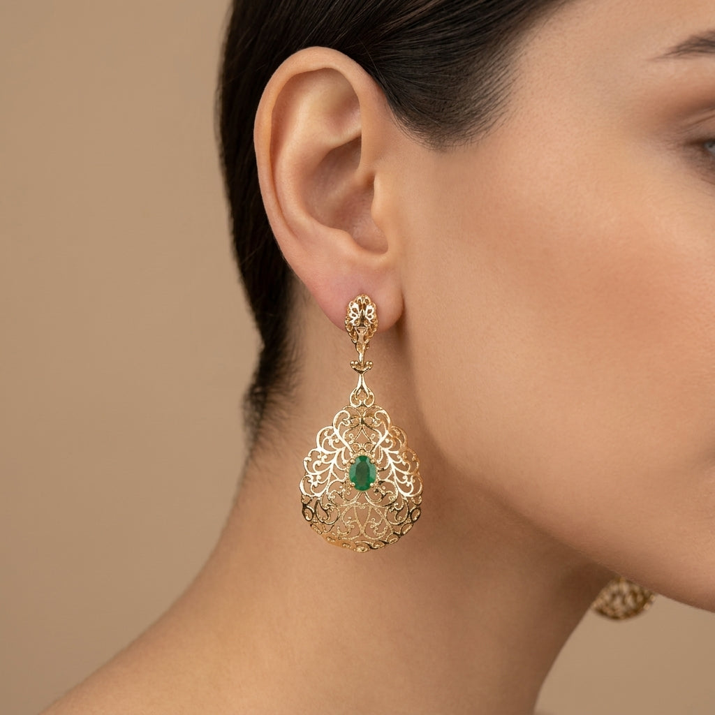 Boucles d'oreilles pendantes beldi gouttes ajourées en or jaune 18k, pierres vertes - bijou porté par une mannequin