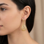 Boucles d'oreilles pendantes beldi gouttes ajourées et ciselées en or jaune 18k - bijou porté par une mannequin