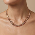 Collier ras du cou maille plate en or rose 18k - bijou porté par une mannequin