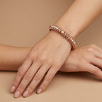 Bracelet jonc large en or rose 18k motif pétales - bijou porté par une mannequin