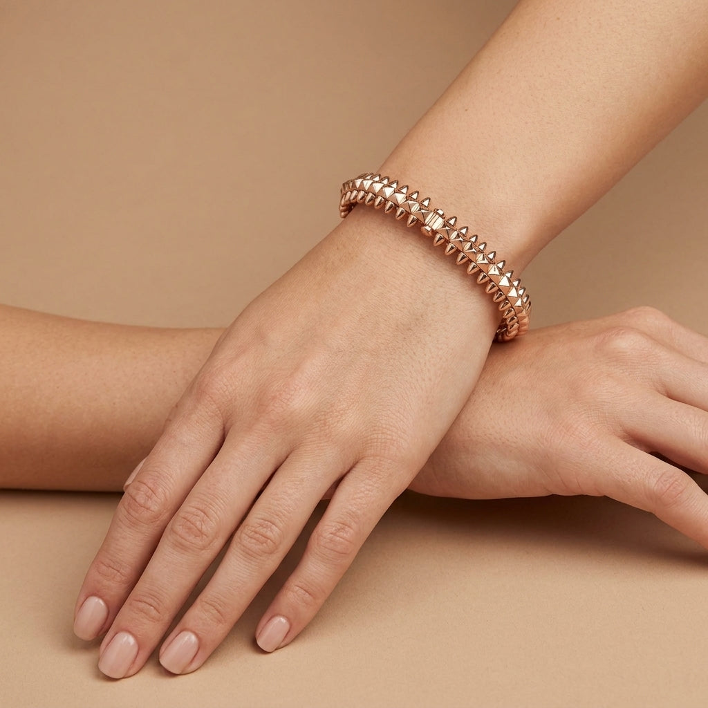 Bracelet jonc large en or rose 18k motif pétales - bijou porté par une mannequin