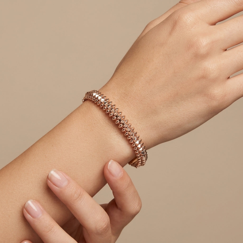 Bracelet jonc clouté en or rose 18k, motif clash - bijou porté par une mannequin