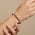 Bracelet jonc clouté en or rose 18k, motif clash - bijou porté par une mannequin