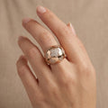 Bague dôme en or rose 18k sertie de pierres, motif fleur - bijou porté par une mannequin