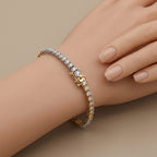 Bracelet rivière en or jaune 18k serti de pierres blanches - bijou porté par une mannequin