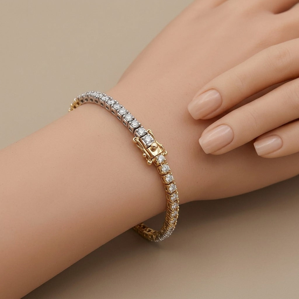 Bracelet rivière en or jaune 18k serti de pierres blanches - bijou porté par une mannequin