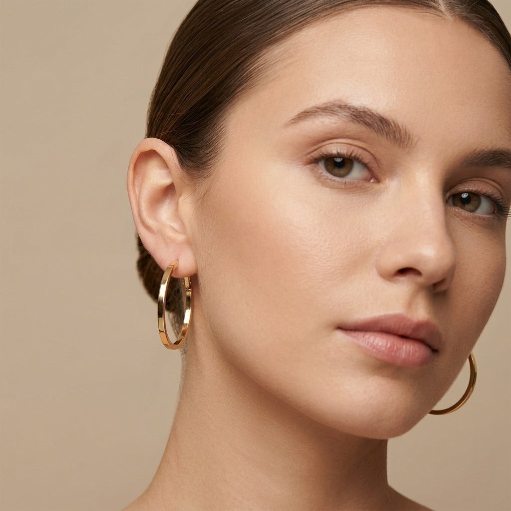 Boucles d'oreilles créoles fines en or rose 18k - bijou porté par une mannequin
