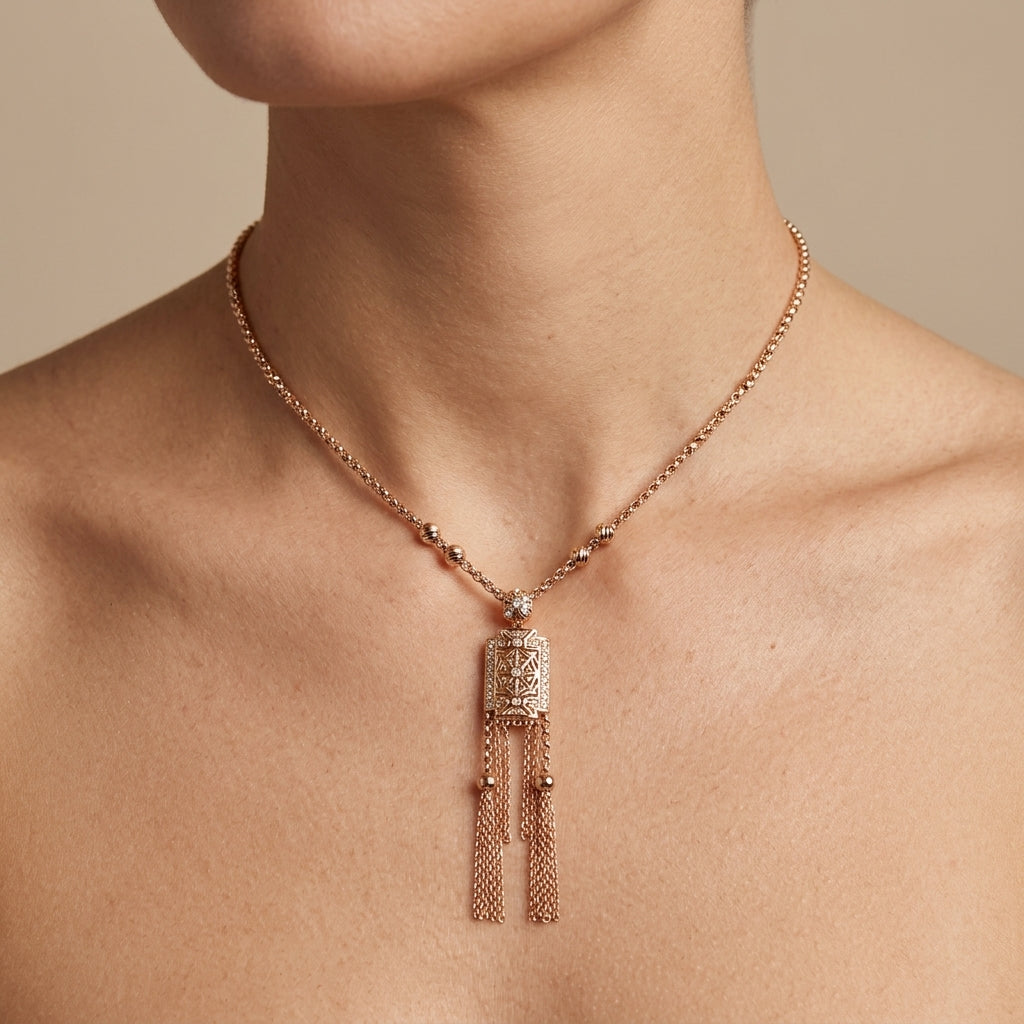 Collier boulhya en or rose 18k pendentif carré serti à franges - bijou porté par une mannequin