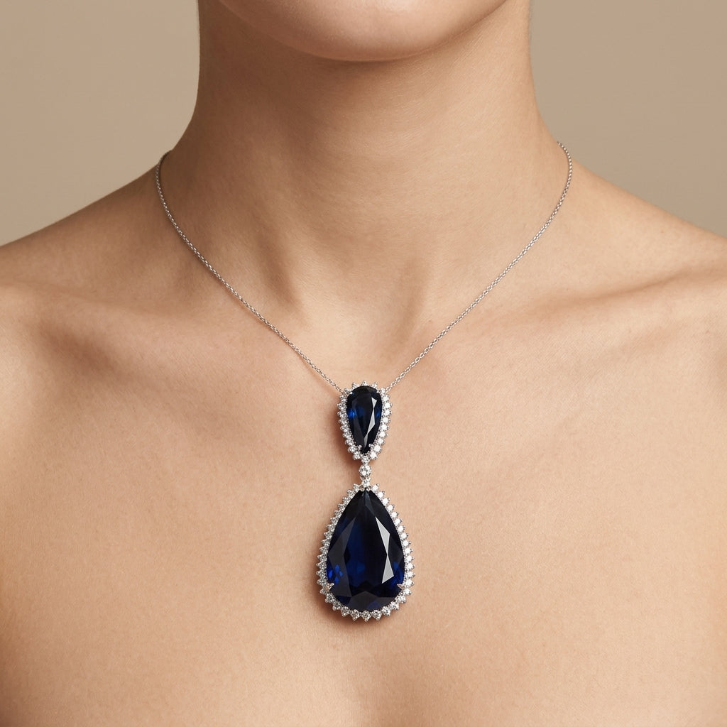 Pendentif goutte pierre bleue en or blanc 18k entourage serti de pierres - bijou porté par une mannequin