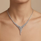 Collier rivière en or blanc 18k pavé de pierres, motif V - bijou porté par une mannequin