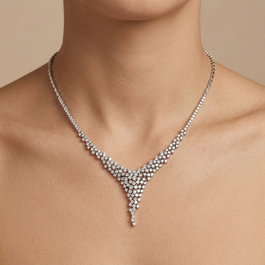 Collier rivière en or blanc 18k pavé de pierres, motif V - bijou porté par une mannequin