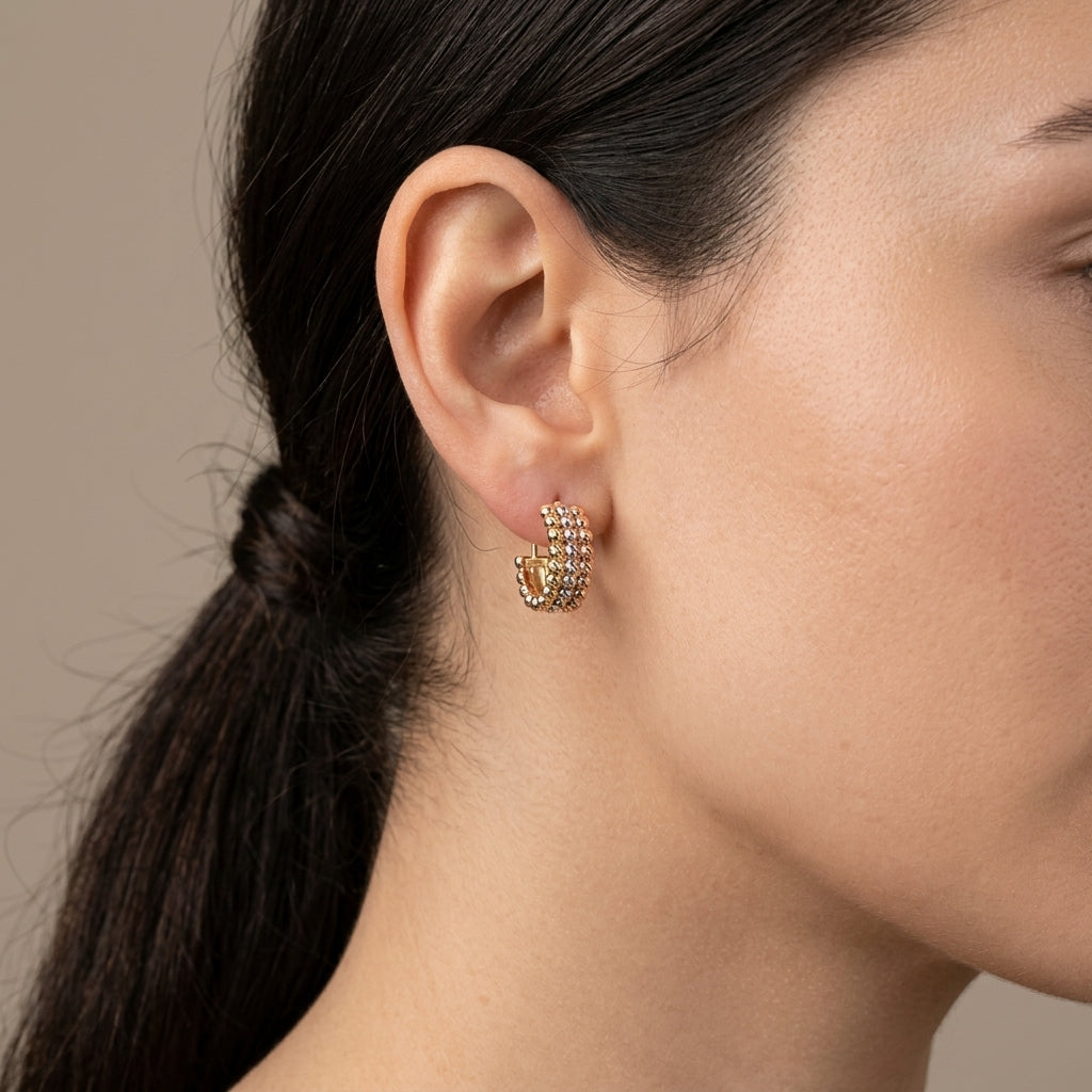 Boucles d'oreilles mini créoles en or jaune 18k serties de pierres de couleur - bijou porté par une mannequin