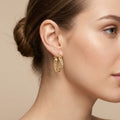 Boucles d'oreilles mini créoles torsadées en or jaune 18k - bijou porté par une mannequin