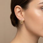Boucles d'oreilles puces beldi ajourées en or jaune 18k - bijou porté par une mannequin