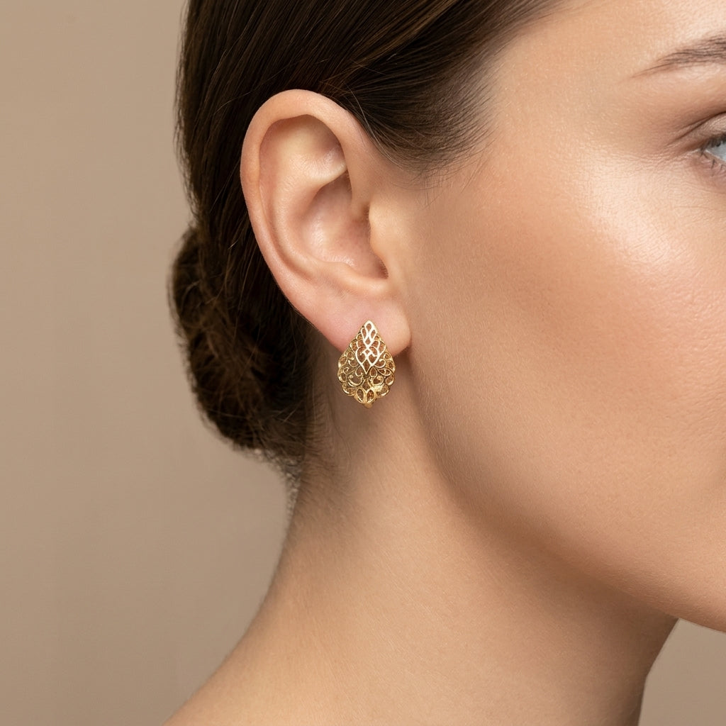 Boucles d'oreilles puces beldi ajourées en or jaune 18k - bijou porté par une mannequin