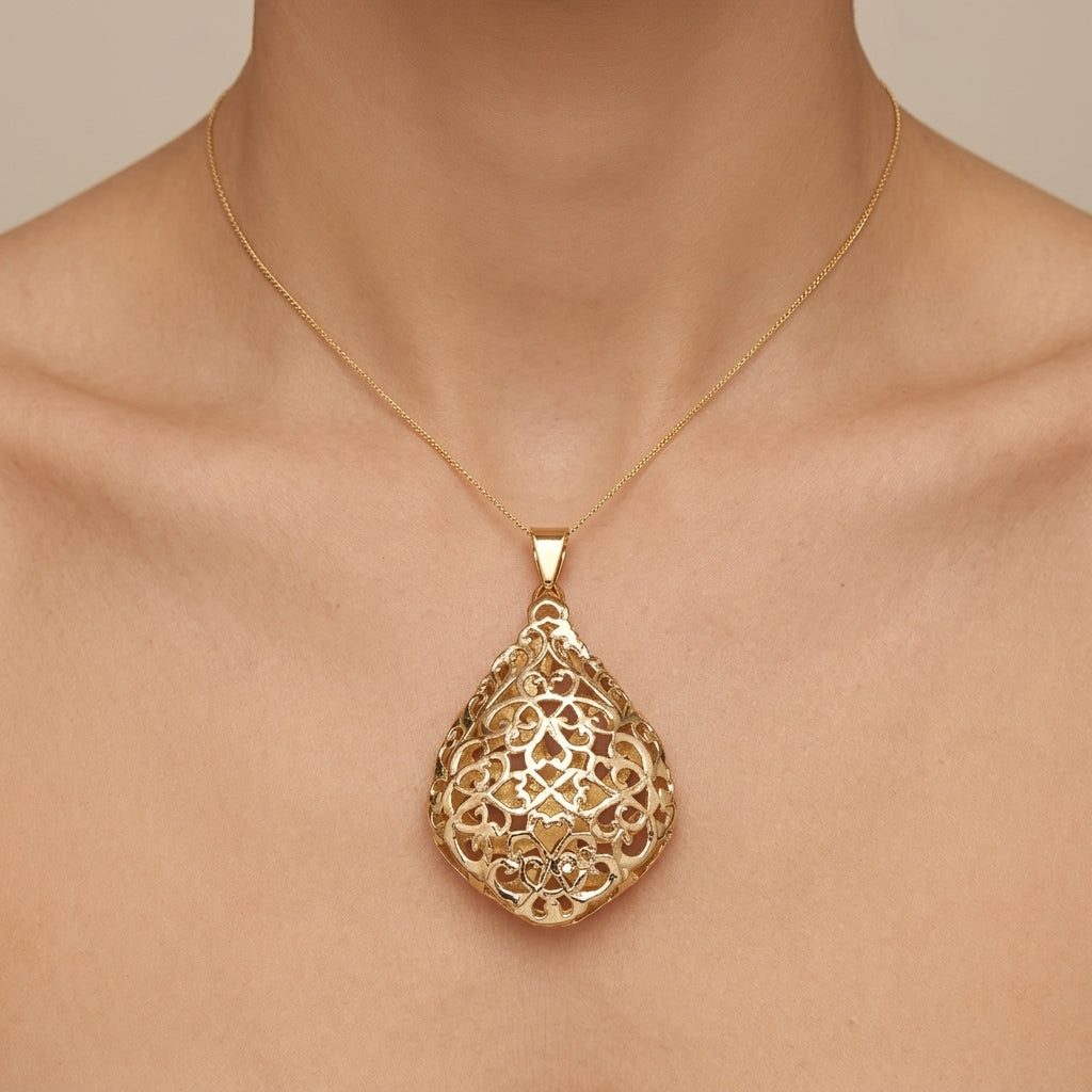 Pendentif goutte beldi ajourée en or jaune 18k - bijou porté par une mannequin
