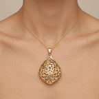 Pendentif goutte beldi ajourée en or jaune 18k - bijou porté par une mannequin