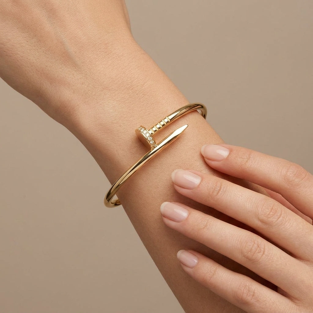 Bracelet jonc clou en or jaune 18k - bijou porté par une mannequin