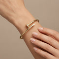 Bracelet jonc clou en or jaune 18k - bijou porté par une mannequin