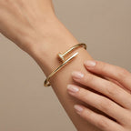 Bracelet jonc clou en or jaune 18k - bijou porté par une mannequin