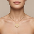 Collier en or jaune 18k pendentif cercle vis - bijou porté par une mannequin