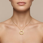 Collier en or jaune 18k pendentif cercle vis - bijou porté par une mannequin