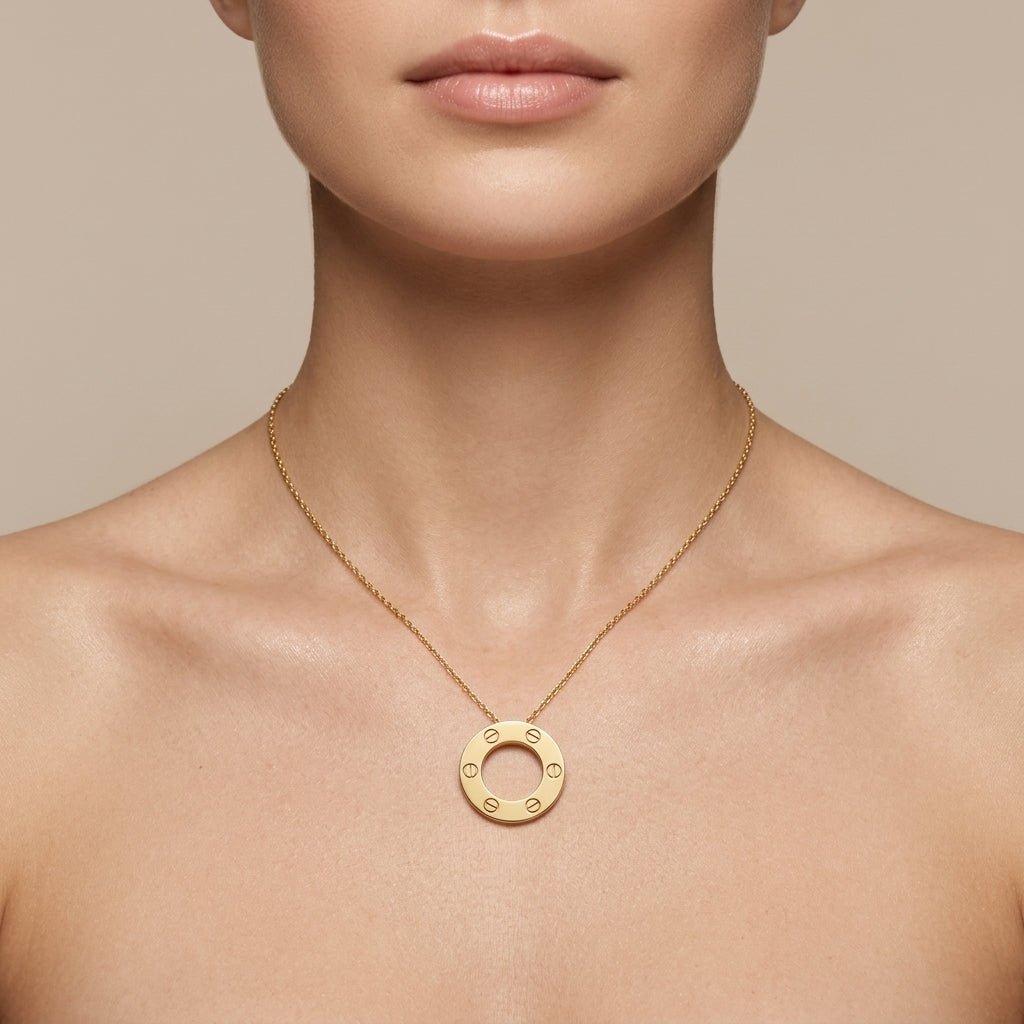 Collier en or jaune 18k pendentif cercle vis - bijou porté par une mannequin