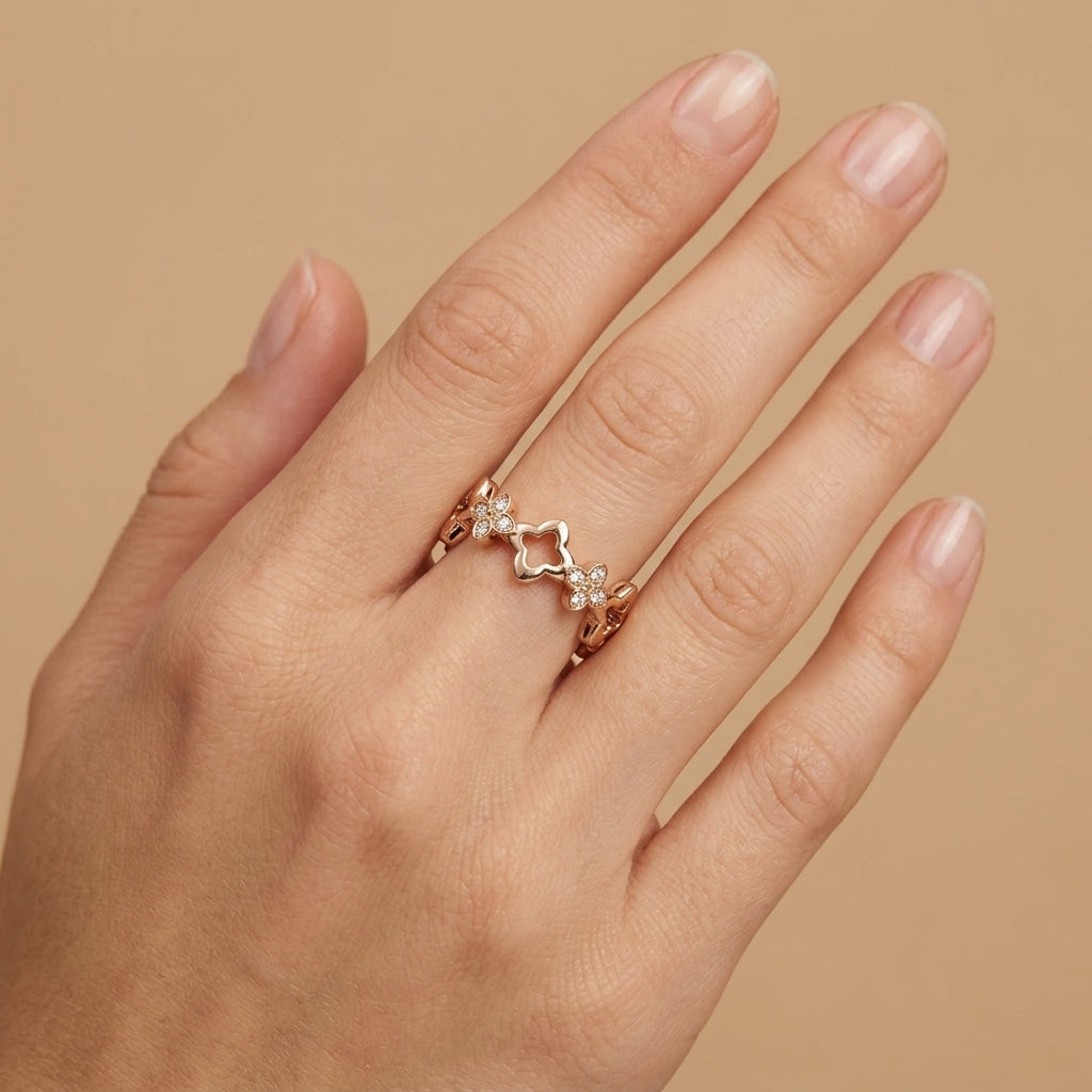 Bague en or rose 18k motif fleurs ajourées serties de pierres - bijou porté par une mannequin