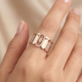 Bague Large Or Rose - Sertie de Pierres, Motif Clouté — présenté sur mannequin