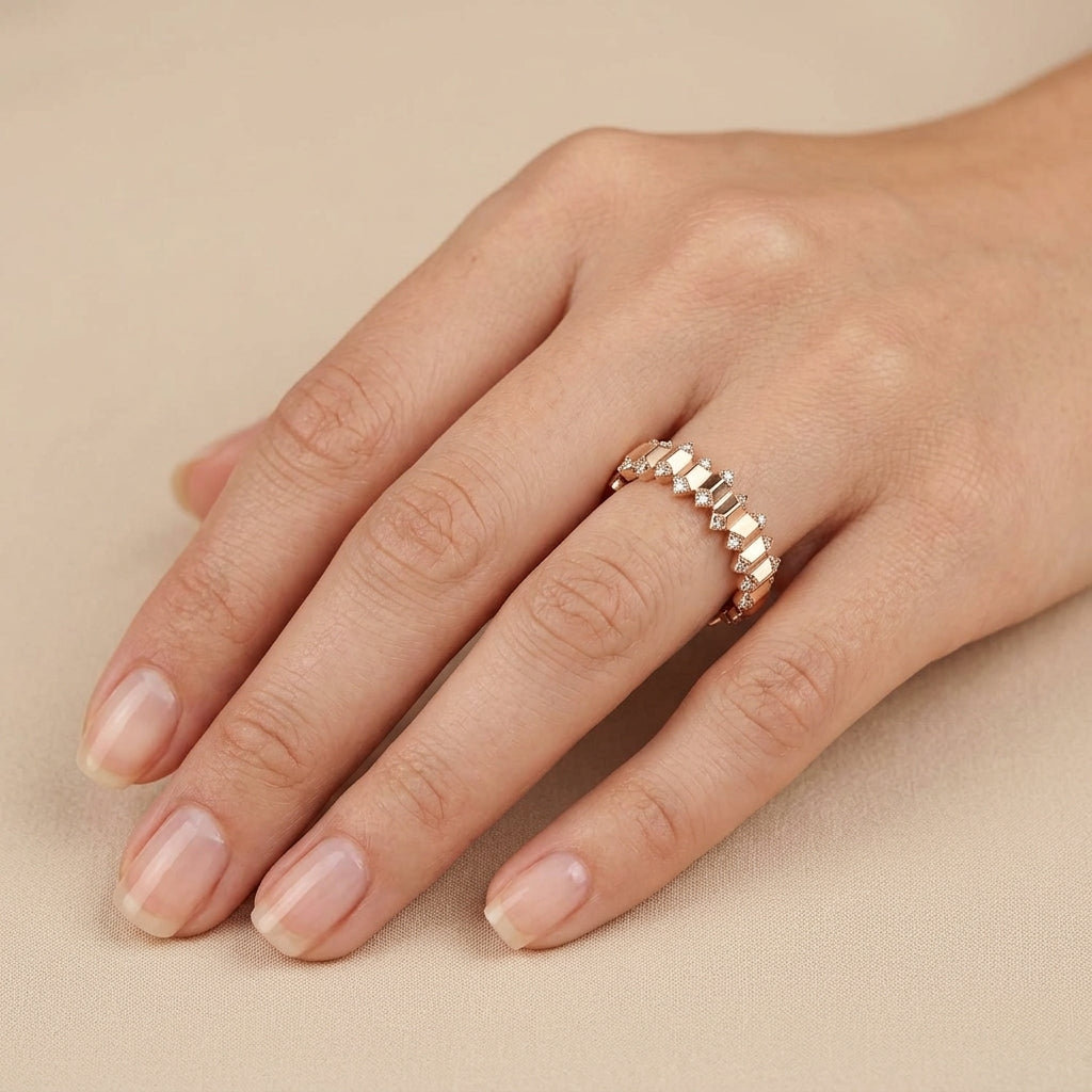 Bague en or rose 18k maillons sertie de pierres - bijou porté par une mannequin