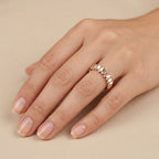 Bague en or rose 18k maillons sertie de pierres - bijou porté par une mannequin
