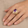 Bague dôme en or jaune 18k pierre violette ovale entourage serti - bijou porté par une mannequin
