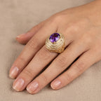 Bague dôme en or jaune 18k pierre violette ovale entourage serti - bijou porté par une mannequin