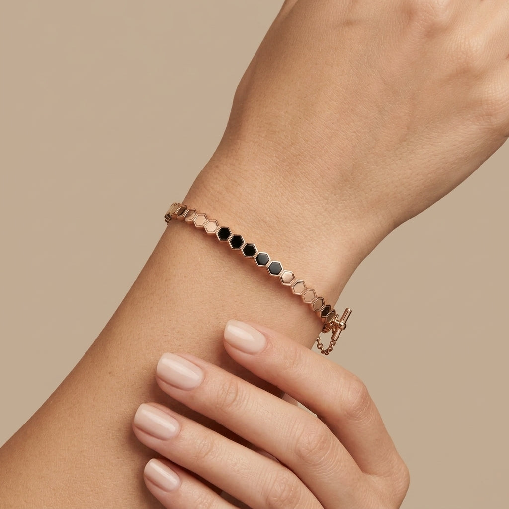 Bracelet jonc en or rose 18k pastilles rondes, pierres noires - bijou porté par une mannequin